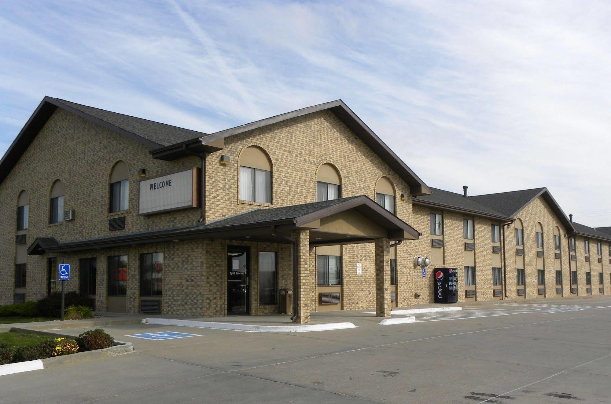 New Victorian Inn & Suites Kearney Exterior photo